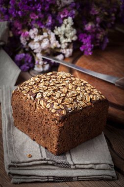 Bütün tahıl çavdar ekmeği tohumları ile.