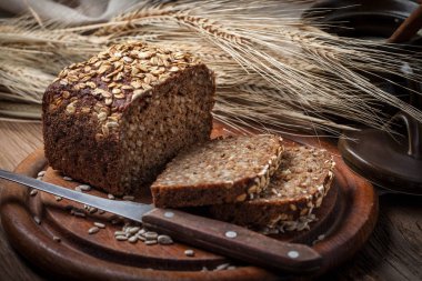 Bütün tahıl çavdar ekmeği tohumları ile.