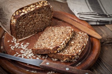 Bütün tahıl çavdar ekmeği tohumları ile.