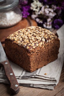 Bütün tahıl çavdar ekmeği tohumları ile.