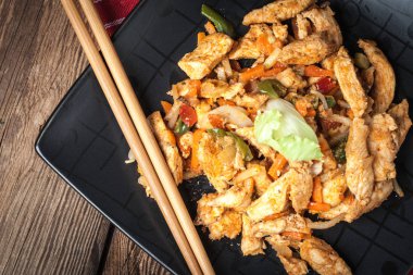 Kızarmış tavuk parçaları sebzeli.