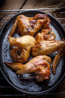 Kızarmış tavuk kanadı..