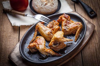 Kızarmış tavuk kanadı..