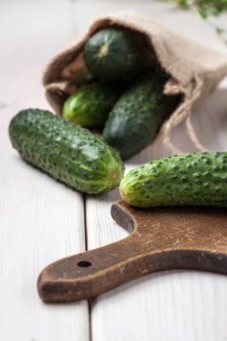 Kesme tahtası üzerinde ham salatalık.