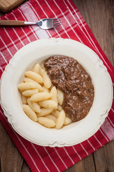 Bolinhos de batata com molho de carne bovina . — Fotografia de Stock