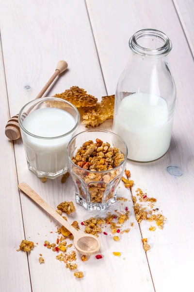 Granola, lait et miel dans un verre . — Photo