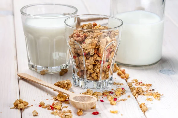 Granola, süt ve bal bir cam.