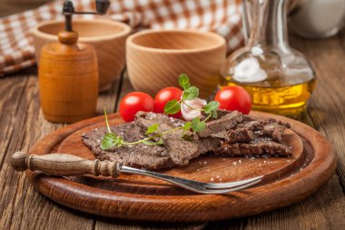 Kızarmış sığır eti dilim.