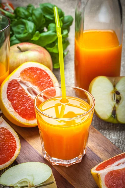 Juice of apples and red grapefruit. — Stock Photo, Image