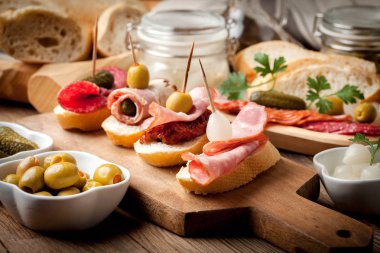 Tapas dilimlenmiş sosis, salam, zeytin ve maydanoz ile.