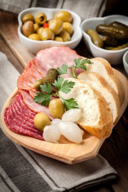 Dilimlenmiş sosis, salam, zeytin, marine edilmiş soğan, cuc tapas