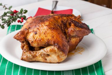 Beyaz plaka üzerinde pişmiş tavuk.