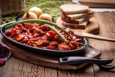 Lecho - biber, soğan ve sosis ile güveç.