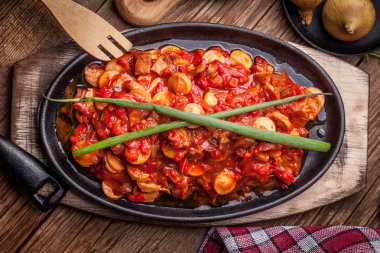 Lecho - biber, soğan ve sosis ile güveç.