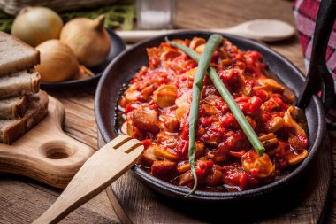 Lecho - biber, soğan ve sosis ile güveç.