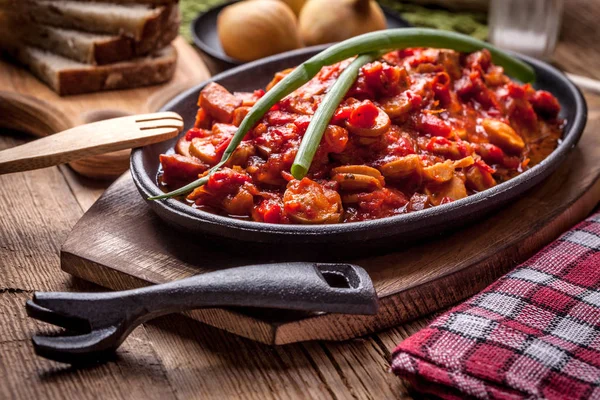 Lecho - pörkölt paprika, hagyma és kolbász. — Stock Fotó