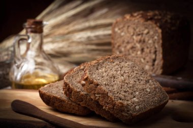 Ayçiçeği tohumları ile kepekli ekmek.