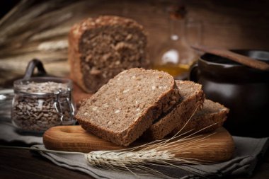 Ayçiçeği tohumları ile kepekli ekmek.