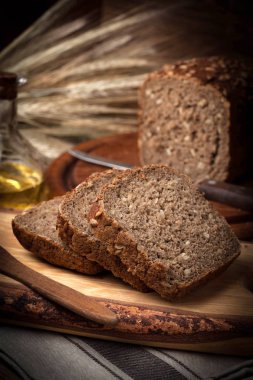 Ayçiçeği tohumları ile kepekli ekmek.