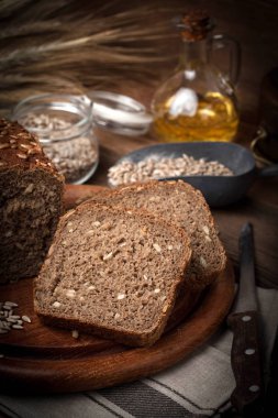 Ayçiçeği tohumları ile kepekli ekmek.