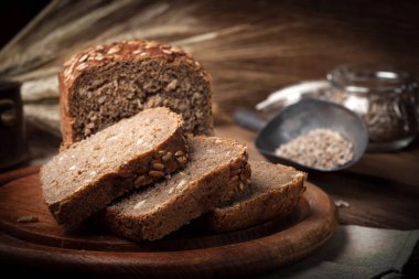 Ayçiçeği tohumları ile kepekli ekmek.