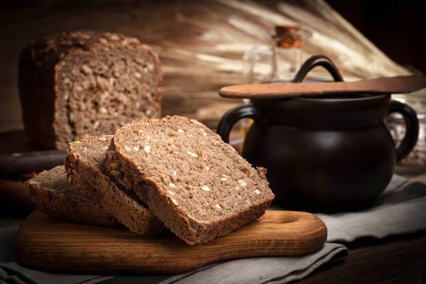 Volkoren brood met zonnebloempitten. — Stockfoto