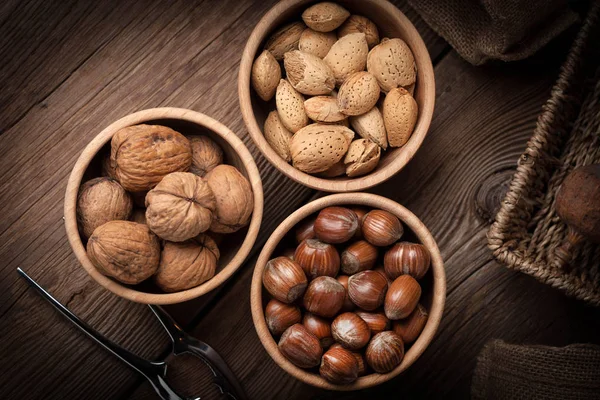 Орехи, фундук и миндаль в деревянной чаше . — стоковое фото