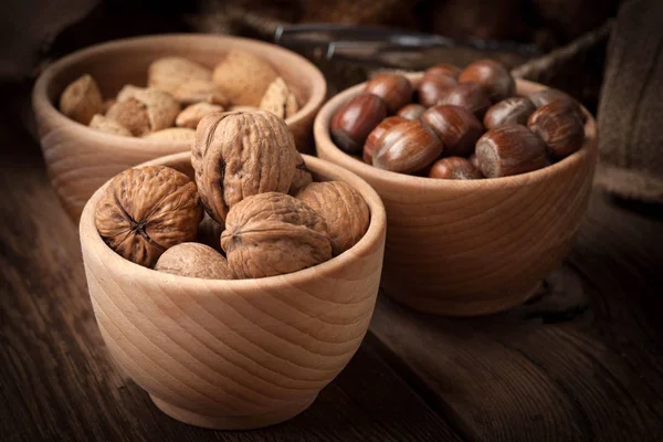 Орехи, фундук и миндаль в деревянной чаше . — стоковое фото