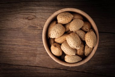 Kabuk-ahşap kase badem.