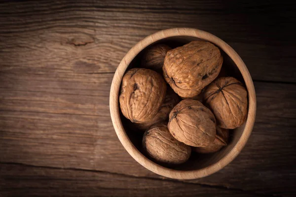 Орехи в деревянной чаше. — стоковое фото