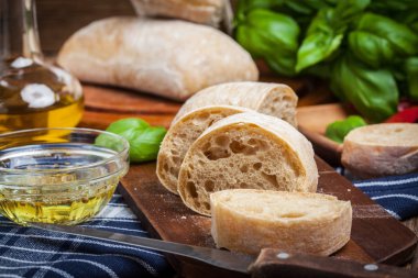 Ciabatta ekmeği kesme tahtası üzerinde dilimlenmiş.