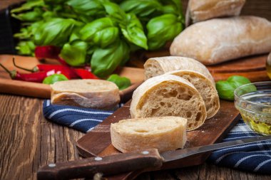 Ciabatta ekmeği kesme tahtası üzerinde dilimlenmiş.