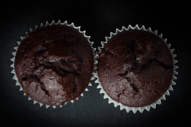 Koyu arkaplanda çikolatalı kek..