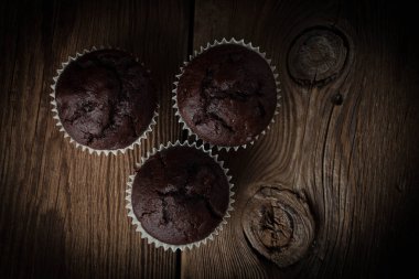 Koyu arkaplanda çikolatalı kek..