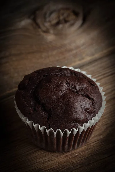 Magdalena de chocolate sobre fondo oscuro . —  Fotos de Stock
