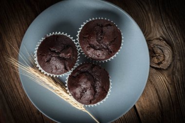 Koyu arkaplanda çikolatalı kek..