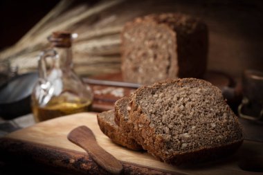 Ayçiçeği tohumları ile kepekli ekmek.