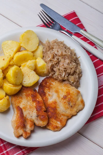 Gebakken kip borstfilet op een witte plaat. — Stockfoto