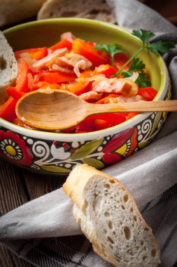 Lecho - biber, soğan ve sosis ile güveç.