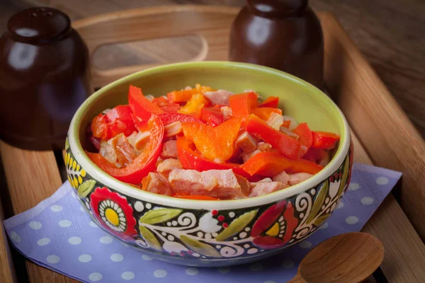 Lecho - guiso con pimientos, cebollas y salchichas . —  Fotos de Stock