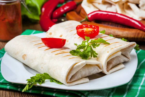 Burritos gefüllt mit Hackfleisch, Bohnen und Gemüse. — Stockfoto