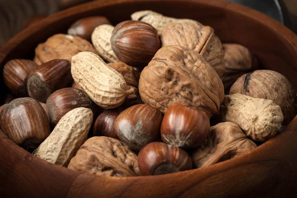 Орехи, фундук и арахис в деревянной чаше . — стоковое фото