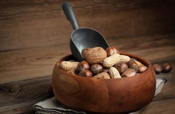 Орехи, фундук и арахис в деревянной чаше . — стоковое фото
