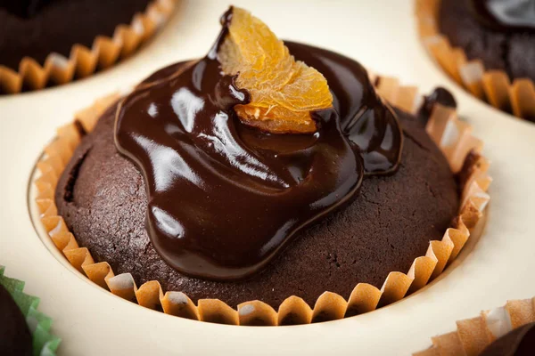 Muffin al cioccolato appena sfornati . — Foto Stock