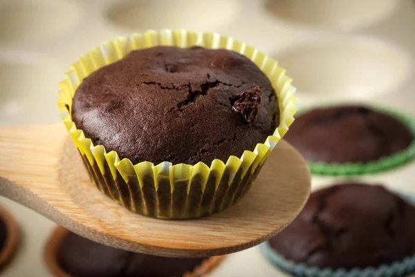 Magdalenas de chocolate recién horneadas . —  Fotos de Stock