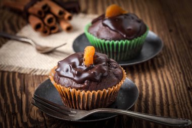 Çikolatalı kek fırından yeni çıkmış.