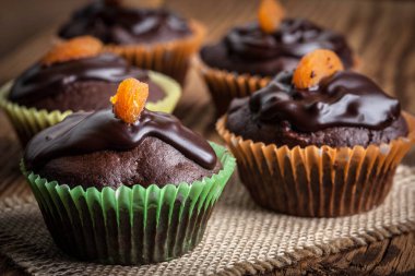 Çikolatalı kek fırından yeni çıkmış.