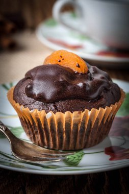 Çikolatalı kek fırından yeni çıkmış.