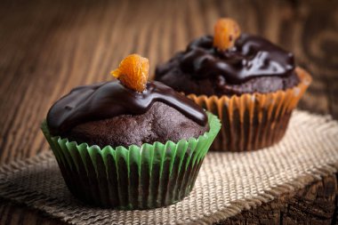 Çikolatalı kek fırından yeni çıkmış.