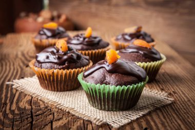 Çikolatalı kek fırından yeni çıkmış.